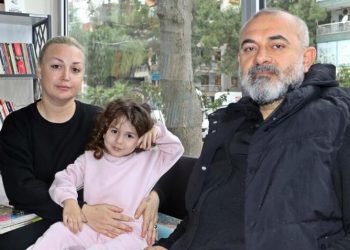 8 saat enkaz altında kalan aile mutfak kapısı sayesinde kurtuldu