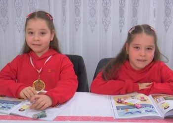 8 yaşındaki ikizlerin müthiş başarısı! 9 sorunun tamamını doğru cevapladı