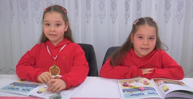 8 yaşındaki ikizlerin müthiş başarısı! 9 sorunun tamamını doğru cevapladı