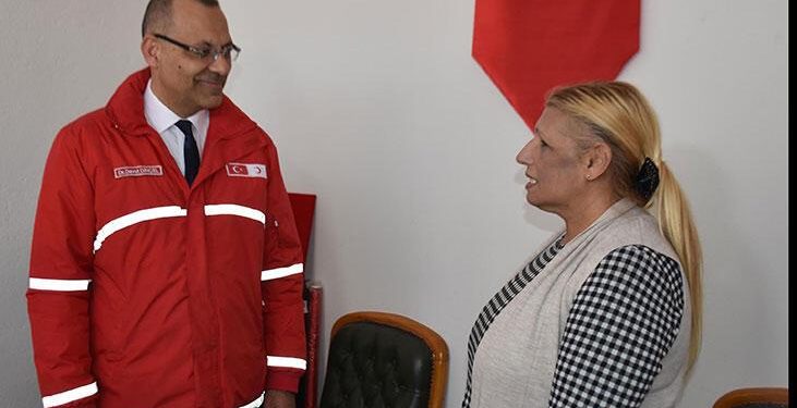 Ailesiyle enkazdan çıktı, otomobil çarptı!