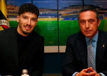 Altay Bayındır için imza töreni düzenlendi! Ali Koç’tan itiraf: Biraz geç kaldık