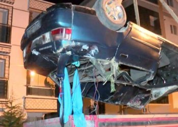 Ankara’da otomobil istinat duvarından düştü