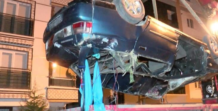 Ankara’da otomobil istinat duvarından düştü