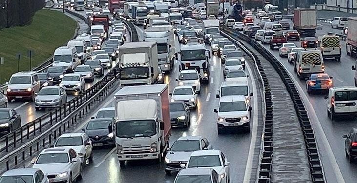 Basın Ekspres yolunda oluşan trafik sürücüleri canından bezdirdi