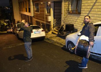 Beyoğlu’nda davulcular manilerinde depremzedeleri unutmadı