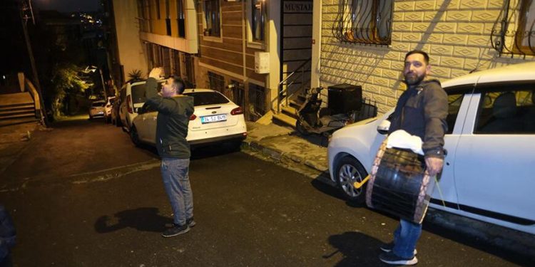 Beyoğlu’nda davulcular manilerinde depremzedeleri unutmadı