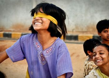 Bir kişinin gözü kapalı şekilde çevresindekileri yakalamaya çalıştığı oyunun adı nedir? 13 Mayıs kopya sorusu