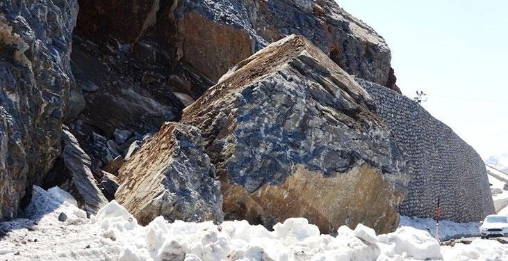 Bitlis’te dev kaya blokları karayoluna düştü