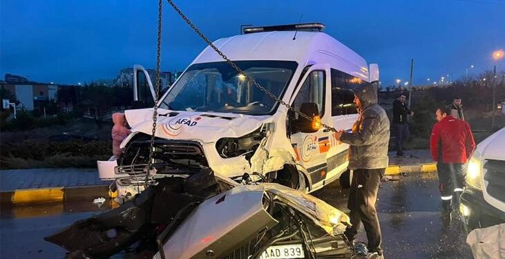 Deprem bölgesine giden AFAD aracı kaza yaptı