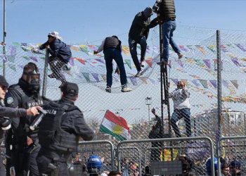 Diyarbakır’da nevruz kutlamasında olay! 5 polis yaralandı, 19 gözaltı
