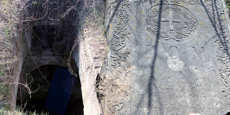 Edirne’de kendi kaderine terk edilmiş Katolik mezarlığını defineciler tahrip etti