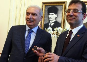 Ekrem İmamoğlu mazbatasını aldı