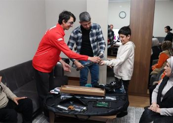 Emine Erdoğan depremzede aile ile iftar yaptı! Mete Gazoz sürprizi