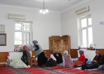 Hasarlı evlerine giremeyen depremzede vatandaşlar camilere sığındı