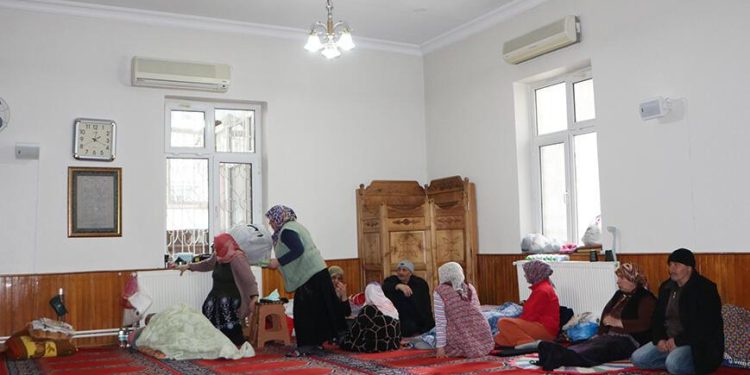 Hasarlı evlerine giremeyen depremzede vatandaşlar camilere sığındı