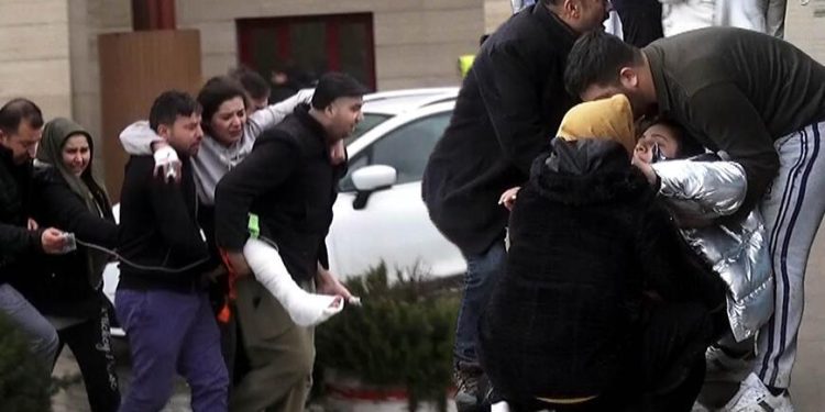 Hastanede deprem paniği kameraya yansıdı