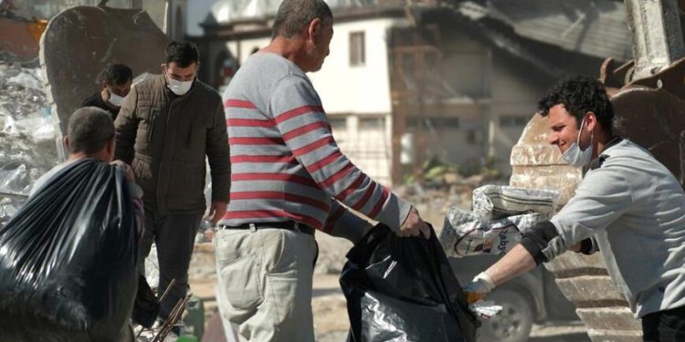 Hatay’da enkazdan milyonluk ürünleri kurtarma çalışması! ’10 milyonun üzerinde zararım var’