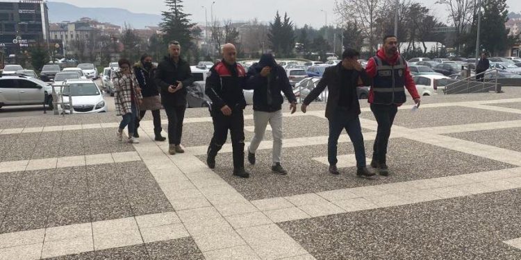 İş yerinin kasasından 500 bin lira çalan hırsızlar yakalandı