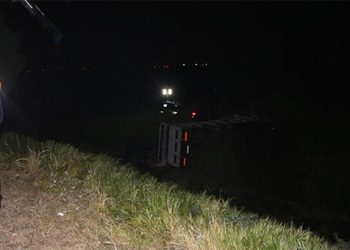 Kamyon ile otomobil şarampole uçtu: 1 kişi öldü