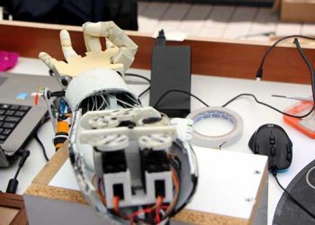 Liseli öğrenciler robotik kol tasarladı