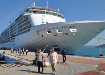 Milyonerleri taşıyan ultra lüks Seven Seas Voyager Kuşadası’nda