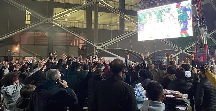 Sakaryaspor taraftarı, cezaya rağmen takımını yalnız bırakmadı