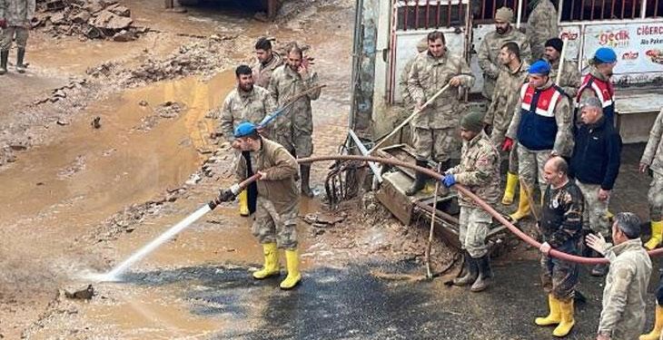 Şanlıurfa’da çamur temizlendi, okullar açıldı! Kayıp TIR sürücüsü aranıyor