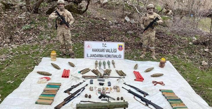 Terör örgütüne ‘Eren’ darbesi! Hakkari’de AT-4 füzesi ve roketatar mühimmatları ele geçirildi