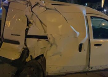 Ticari araç, midibüs ve otomobile çarptı: 3 yaralı