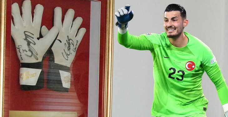 Trabzonspor kalecisi Uğurcan Çakır’ın eldivenleri sergileniyor