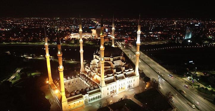 Türkiye’nin dört bir yanında Ramazan ayının ilk teravih namazı kılındı