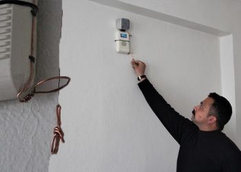 Uykusu ağır olan güvenlik görevlisi, deprem korkusuyla kapı zilinden sensör yaptı