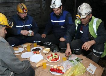 Yerin metrelerce altında kömür kazan madenciler sahur yaptı