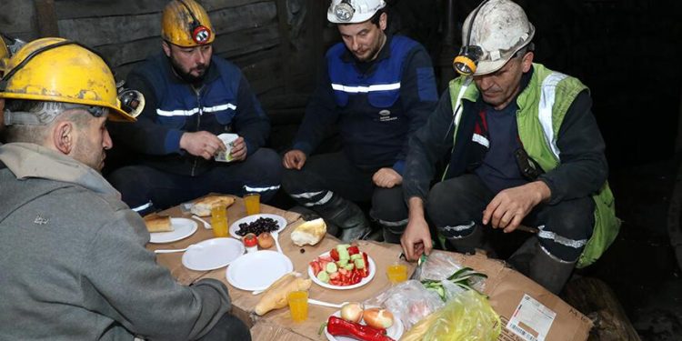 Yerin metrelerce altında kömür kazan madenciler sahur yaptı