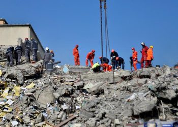 Yıkılan hastanenin müteahhidi ve fenni mesul hakkında yakalama kararı