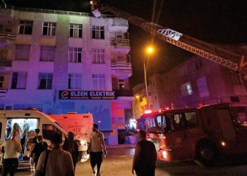 Adana’da mobilya mağazasındaki yangın paniğe sebep oldu