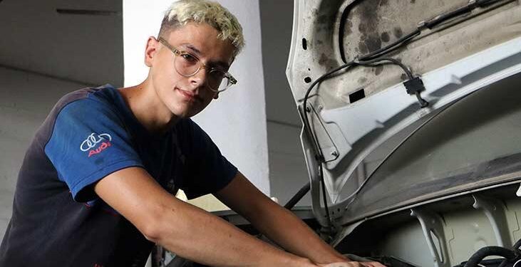 Dünya şampiyonu çırak Hamza Varol! Gündüz sanayide çalışıyor, akşam antrenman yapıyor