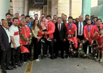 Milli güreşçiler yurda döndü! Başkent’te coşkulu karşılama