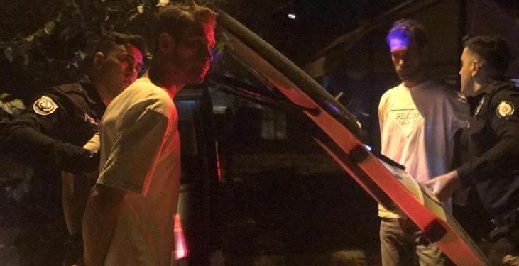 Yoldan geçenlere silah gösteren kişi gözaltına alındı! Polise söyledikleri şoke etti