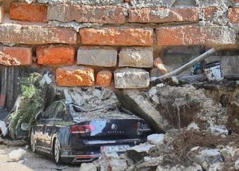 3 günde 5 duvar sağanağın esiri! En dayanıklı olması gereken yer ilk önce yıkıldı