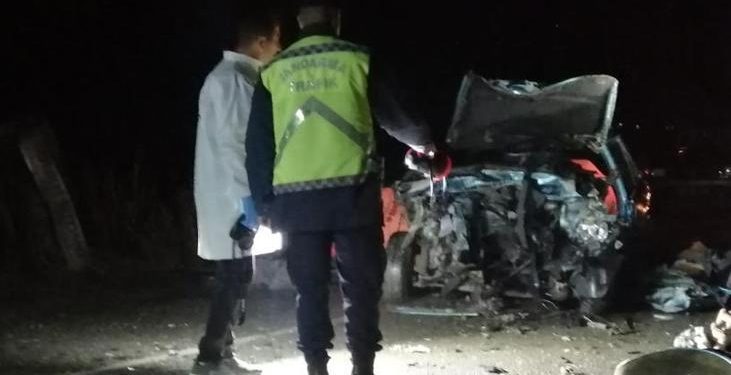 Otomobil ile kamyonet çarpıştı! 5 kişi hayatını kaybetti