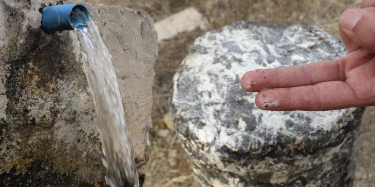 Şifalı olduğuna inanılıyor! Yağlı taş ve su için akın ettiler