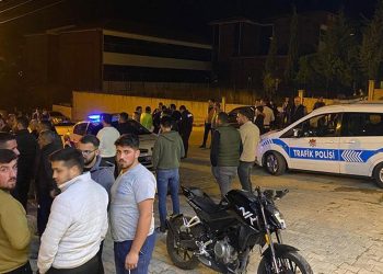 ‘Dur’ ihtarına uymadı, 2’si polis 4 kişiye çarptı