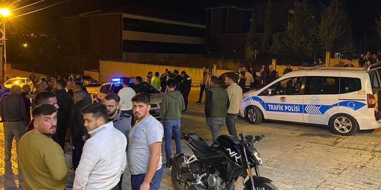 ‘Dur’ ihtarına uymadı, 2’si polis 4 kişiye çarptı