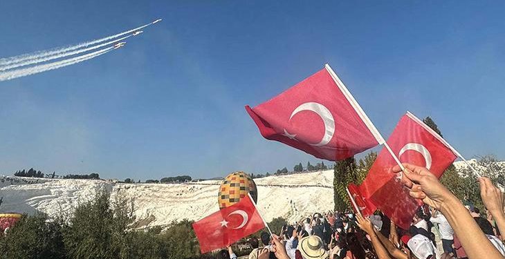 Pamukkale’de Türk Yıldızları’ndan nefes kesen gösterisi